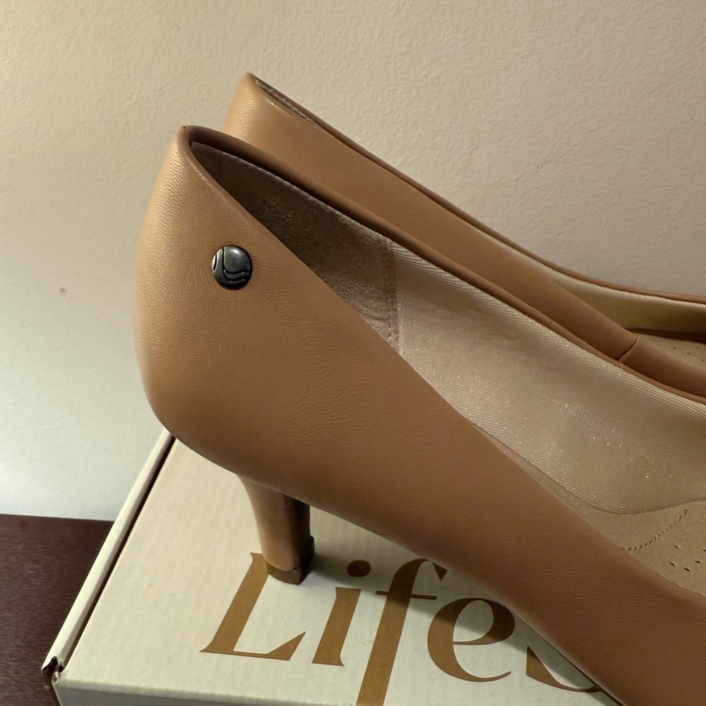 Life Stride Classic Tan Heels - Picture 3 of 7